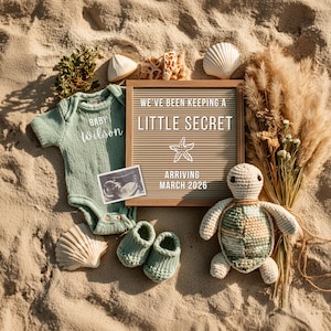 Może przedstawiać: Ogłoszenie o ciąży w stylu plażowym z jasnozielonym body z napisem "Baby Wilson", bucikami i szydełkowym żółwiem. Tablica literowa głosi "We've been keeping a little secret, arriving March 2026."