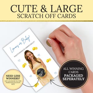Puede incluir: Una tarjeta rasca y gana blanca con el texto "Cute & Large Scratch Off Cards" y "Lemons or Baby?" presenta una foto de una persona embarazada. La tarjeta est&aacute; decorada con limones y corazones. Una mano sostiene una moneda para rascar la tarjeta.