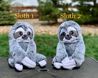 Perezoso gris de peluche hecho a mano, con detalles bordados.