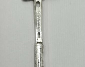 Colgante de martillo estilo Martínez: Disponible en plata de ley y oro de 14k