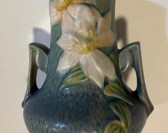 Jarrón de clemátide de Roseville Art Pottery