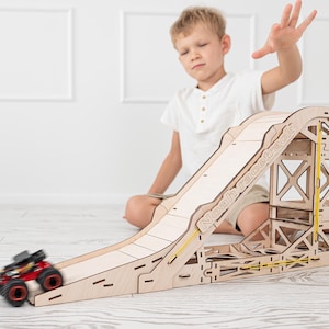 Circuit et rampe de saut en bois 2 en 1 !  Trampoline automatique | Piste de course assemblée, prête à être offerte.