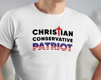 Peut inclure: T-shirt blanc avec le texte "CHRISTIAN CONSERVATIVE PATRIOT" en lettres noires. Le mot "PATRIOT" est en rouge, blanc et bleu.