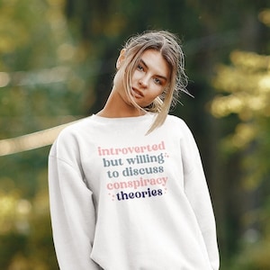 Introvertiert aber bereit, Kontrovertierte Theorien | Geschenk für Sie | Patriot Pullover | Konservatives Sweatshirt