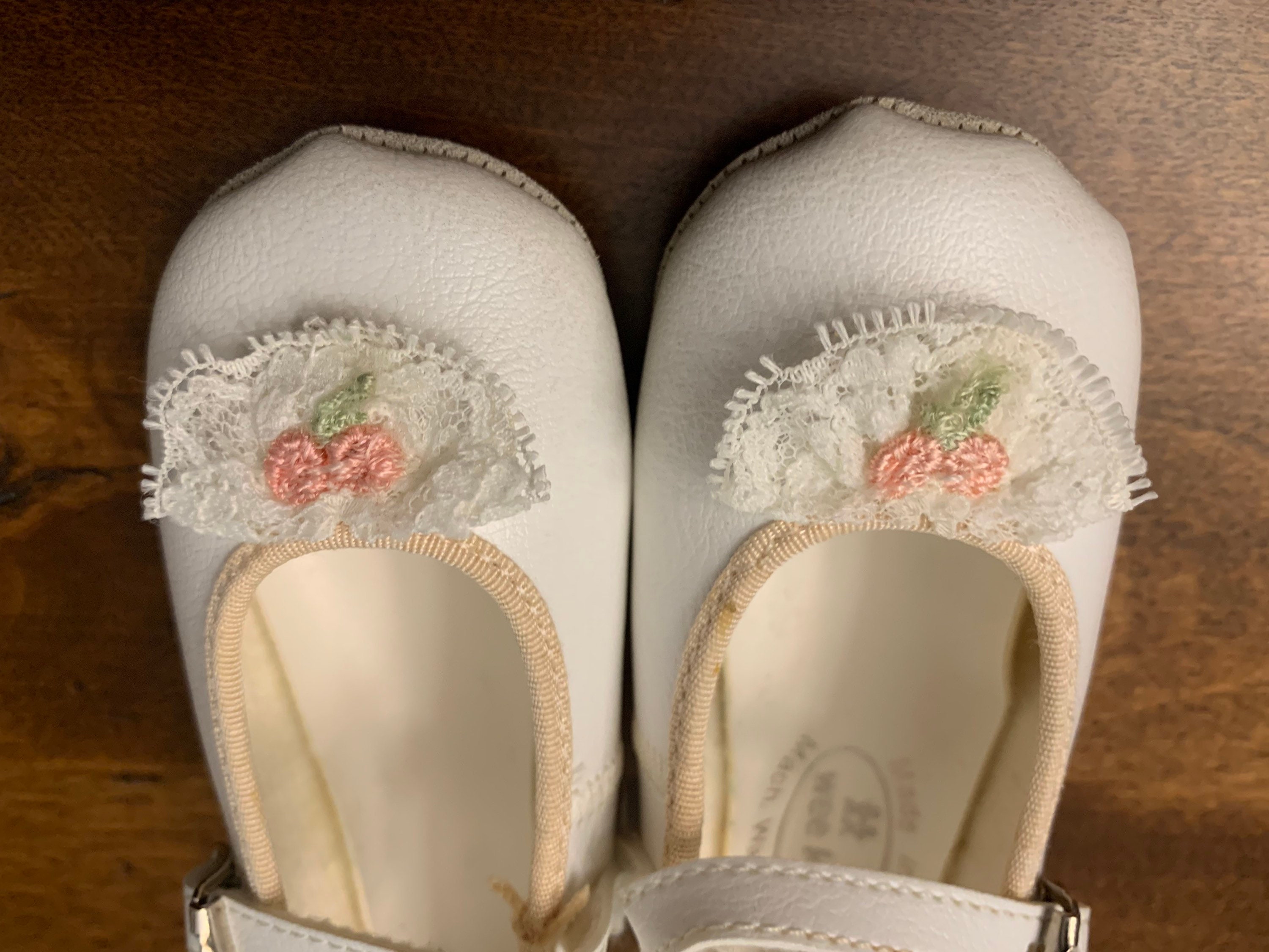 typically 6-9 months Vintage Wee Baby white dress shoes with lace and pink flower details Schoenen Meisjesschoenen Mary Janes size 3 
