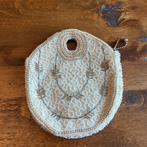 Embrague de mano Art Deco vintage / Monedero Blanco, plateado, crema, beige con orificio para el dedo pequeño en la aleta superior / con cuentas / nupcial / algo viejo