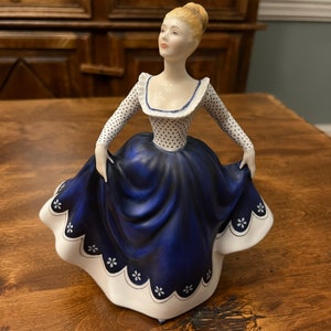 Vintage 1968 Royal Doulton England - Lisa - HN 2310 - bone china collectible porcelain figurine - Excellent!