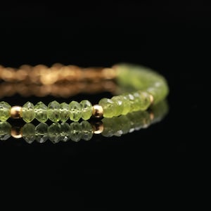 Bracciale in peridoto fatto a mano in oro 18k: gioielli con pietre preziose e perline