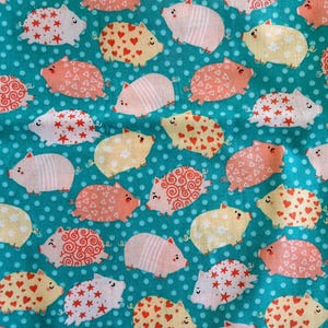 Pu&ograve; includere: Un cartello in legno rustico con la scritta "Welcome to our home" in lettere bianche. Il cartello presenta una finitura invecchiata e un design semplice e invitante, ideale per l'arredamento dell'ingresso.