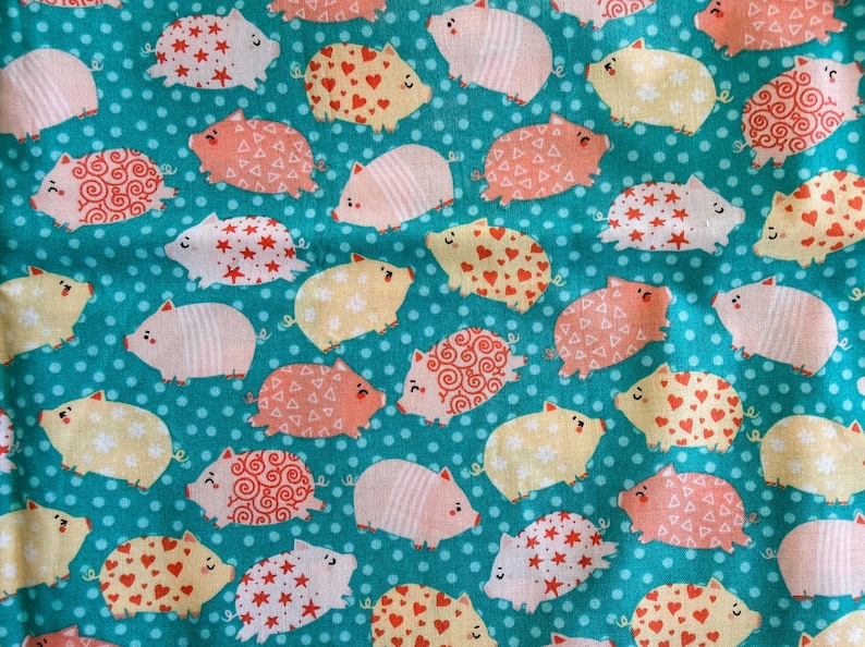 Pu&ograve; includere: Un cartello in legno rustico con la scritta "Welcome to our home" in lettere bianche. Il cartello presenta una finitura invecchiata e un design semplice e invitante, ideale per l'arredamento dell'ingresso.