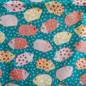 Pu&ograve; includere: Una tazza di ceramica bianca con manico nero e la scritta "But First, Coffee" in nero, con un carattere a mano. La tazza &egrave; su una superficie bianca.