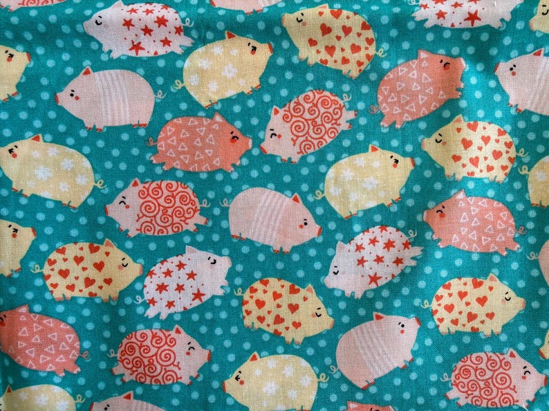 Pu&ograve; includere: Una tazza di ceramica bianca con manico nero e la scritta "But First, Coffee" in nero, con un carattere a mano. La tazza &egrave; su una superficie bianca.