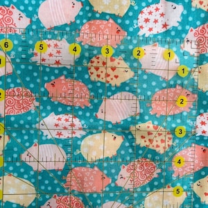 Pu&ograve; includere: Un set di tre ciotole impilabili in ceramica nei toni del blu, verde e bianco. Le ciotole presentano una smaltatura maculata e un design semplice e moderno. La ciotola pi&ugrave; grande misura circa 15 cm di diametro.