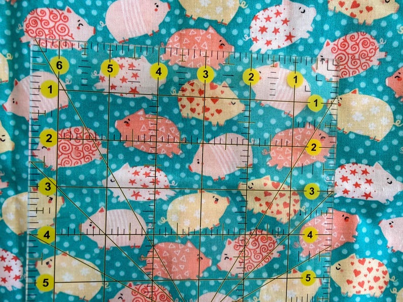 Pu&ograve; includere: Un set di tre ciotole impilabili in ceramica nei toni del blu, verde e bianco. Le ciotole presentano una smaltatura maculata e un design semplice e moderno. La ciotola pi&ugrave; grande misura circa 15 cm di diametro.