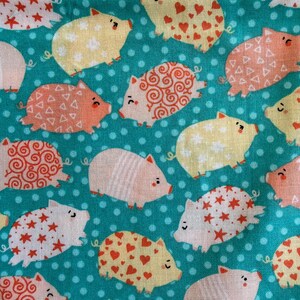 Tessuto di cotone con motivo di maialini stravaganti/ Maialini turchesi e rosa con stelle, cuori e spirali/ Tessuto per quilting tagliato su misura immagine 2