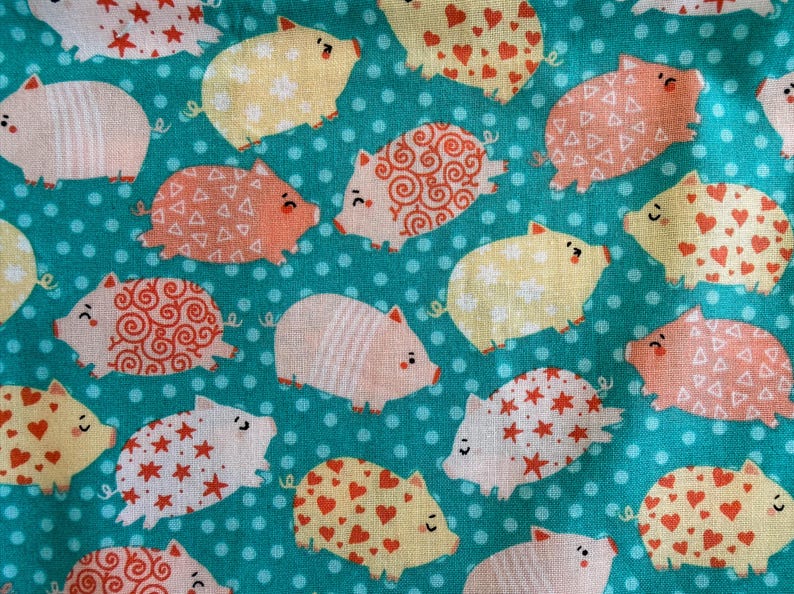Tessuto di cotone con motivo di maialini stravaganti/ Maialini turchesi e rosa con stelle, cuori e spirali/ Tessuto per quilting tagliato su misura immagine 2