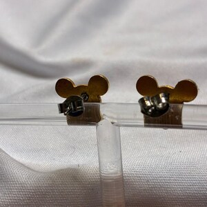 Pendientes de botón de esmalte dorado con diseño de Mickey Mouse de Disney, años 70 y 80. imagen 3