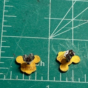 Pendientes de botón de esmalte dorado con diseño de Mickey Mouse de Disney, años 70 y 80. imagen 6