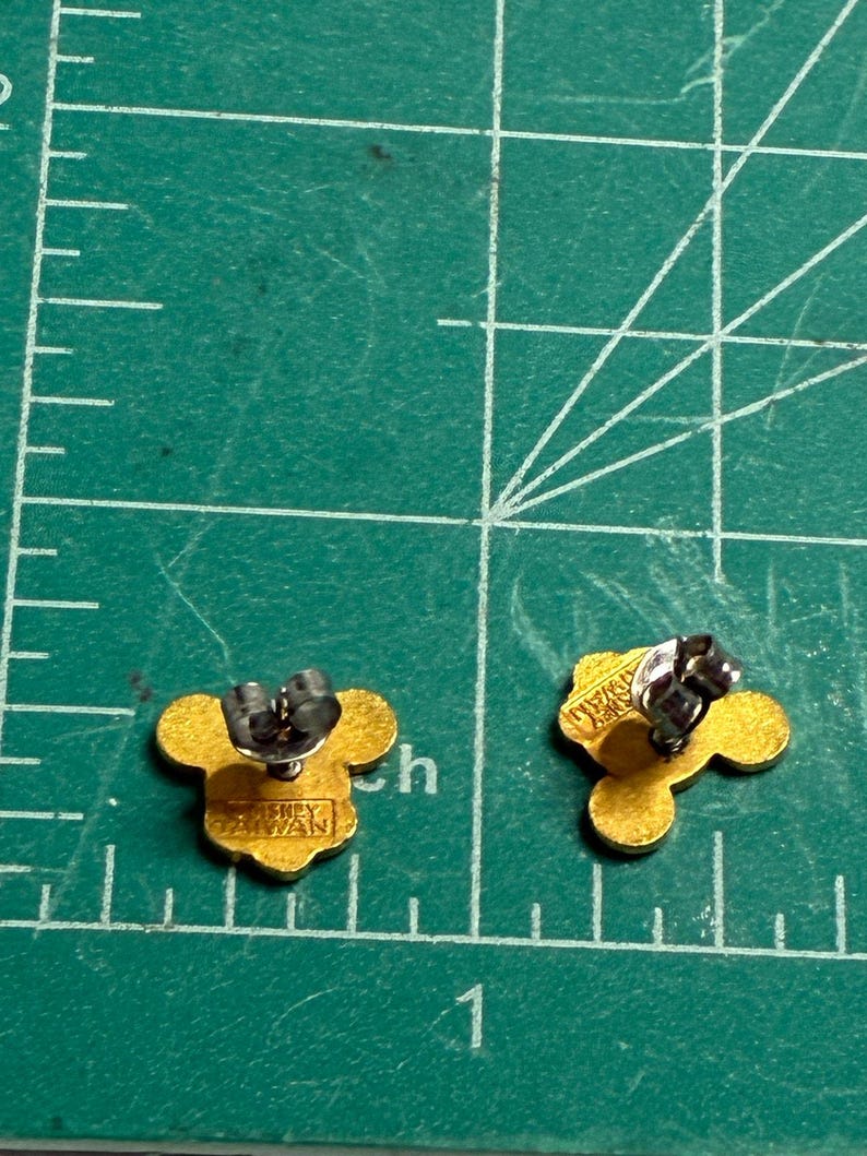 Pendientes de botón de esmalte dorado con diseño de Mickey Mouse de Disney, años 70 y 80. imagen 6