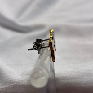 Pendientes de botón de esmalte dorado con diseño de Mickey Mouse de Disney, años 70 y 80. imagen 2