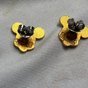 Pendientes de botón de esmalte dorado con diseño de Mickey Mouse de Disney, años 70 y 80. imagen 4