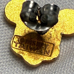 Pendientes de botón de esmalte dorado con diseño de Mickey Mouse de Disney, años 70 y 80. imagen 5