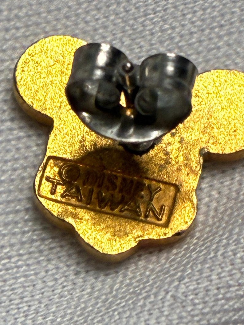 Pendientes de botón de esmalte dorado con diseño de Mickey Mouse de Disney, años 70 y 80. imagen 5