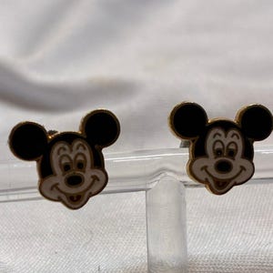 Pendientes de botón de esmalte dorado con diseño de Mickey Mouse de Disney, años 70 y 80. imagen 1