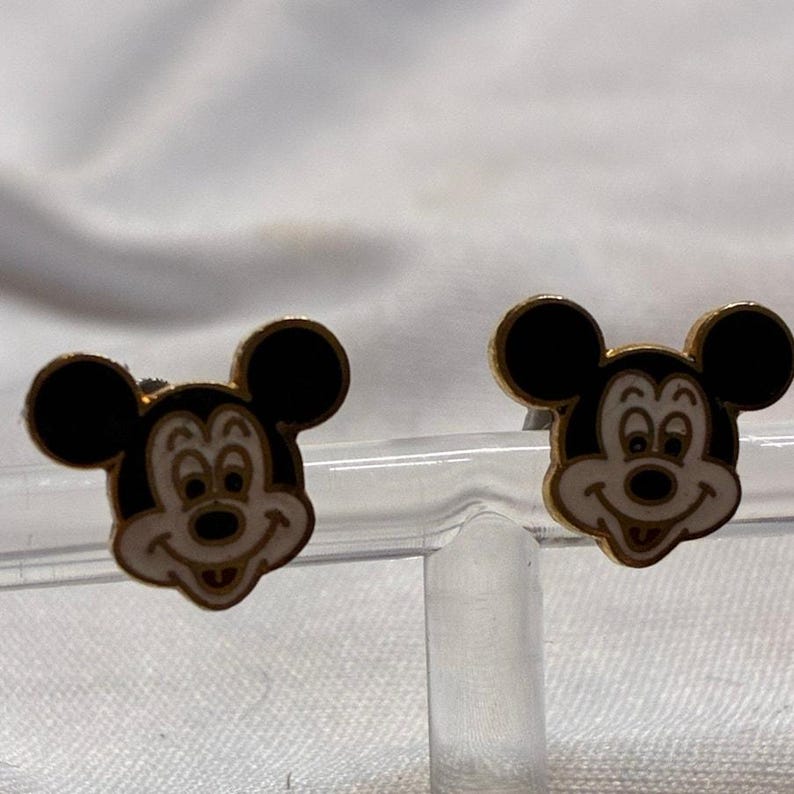 Pendientes de botón de esmalte dorado con diseño de Mickey Mouse de Disney, años 70 y 80. imagen 1