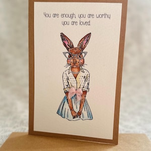 Tarjeta de felicitación pintada a mano con acuarela. “Eres suficiente, eres digno, eres amado”. Tarjeta de afirmación positiva.