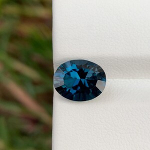 Natural London Blue Topaz Gemstone: Oval Faceted Cut, 3.25 ct (9.5x7.7x6 mm)
