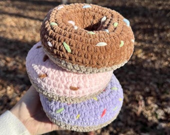 かぎ針編みのドーナツぬいぐるみ｜手作りのスイーツデコレーション