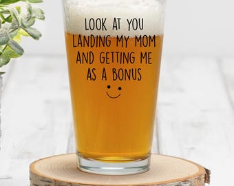 Funny Stepdad Father's Day Pint Glass, Look At You Landing My Mom And Getting Me As A Bonus Gift, Bonus Dad Beer Glass, Bonus Dad Gift