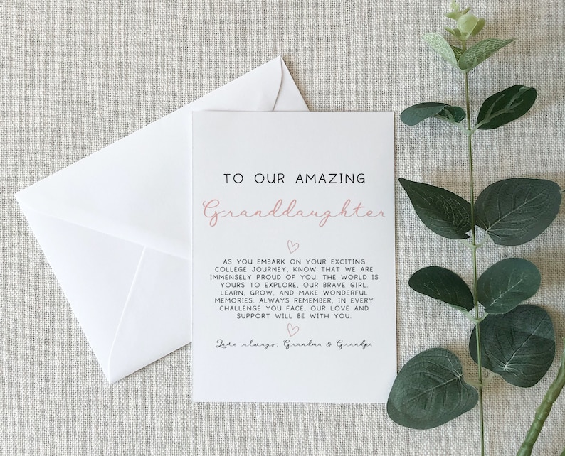 Pu&ograve; includere: Un biglietto bianco con testo rosa che dice "To our amazing Granddaughter". Il biglietto contiene un messaggio per una nipote che va al college. Il messaggio dice: "Mentre ti imbarchi nel tuo emozionante viaggio universitario, sappi che siamo immensamente orgogliosi di te. Il mondo &egrave; tuo da esplorare, nostra coraggiosa ragazza. Impara, cresci e crea ricordi meravigliosi. Ricorda sempre che, in ogni sfida che affronterai, il nostro amore e il nostro sostegno saranno con te. Con affetto, Nonna e Nonno."