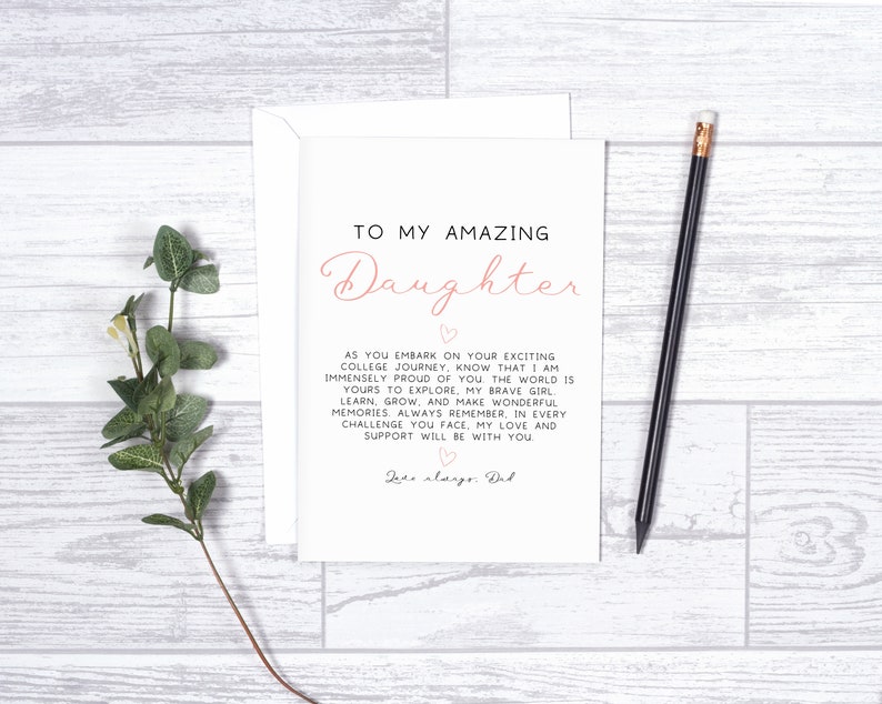 Pu&ograve; includere: Un biglietto bianco con testo rosa che dice "To my amazing Daughter". Il biglietto contiene un messaggio su quanto si &egrave; orgogliosi di una figlia che va al college e le augura buona fortuna nel suo percorso. Il biglietto &egrave; firmato "Love always, Dad".