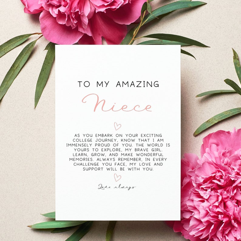 Pu&ograve; includere: Un biglietto bianco con cuori rosa e il testo "To my amazing Niece" e un messaggio che augura alla nipote buona fortuna per il suo percorso universitario. Il biglietto dice "As you embark on your exciting college journey, know that I am immensely proud of you. The world is yours to explore, my brave girl. Learn, grow, and make wonderful memories. Always remember, in every challenge you face, my love and support will be with you." Il biglietto &egrave; firmato "Love always".