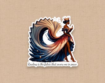 Pode incluir: Um adesivo recortado apresentando uma pessoa usando uma coroa e um vestido que se transforma em um leque giratório de páginas de livro. A pessoa segura um livro aberto. O texto na parte inferior diz, Reading is the fabric that covers me in peace.