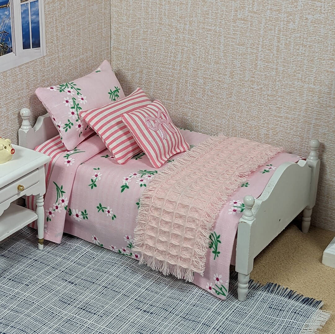 Dolls House Single Bedding in Pink Candy Stripe and White Daisy