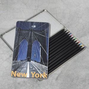 12 lápices de colores para colorear en lata plateada - Diseño del puente de Brooklyn - Materiales de arte - Regalo perfecto para artistas y creativos