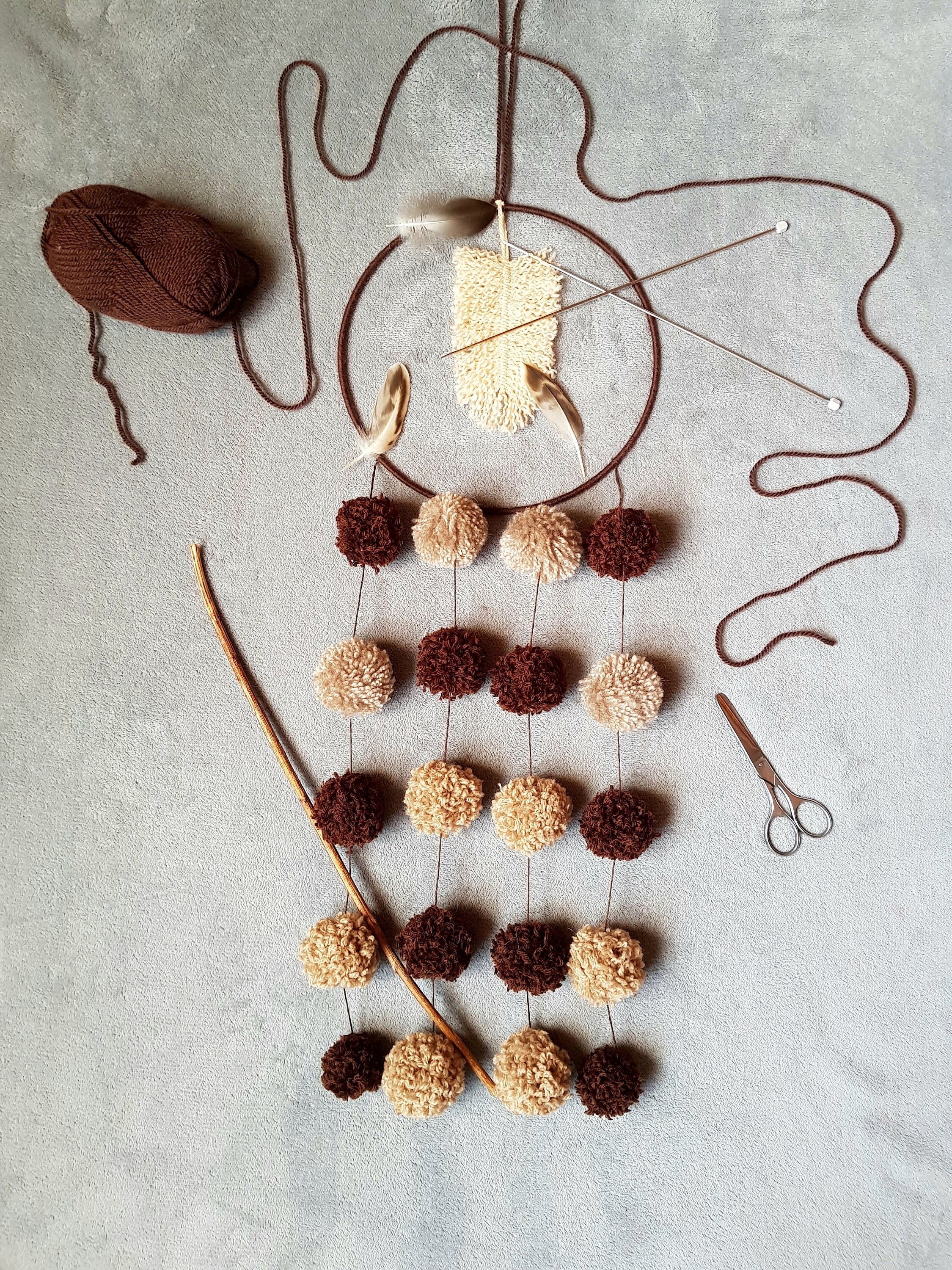Dreamcatcher/Attrape Rêves avec Pompons de Couleur Marron/Beige