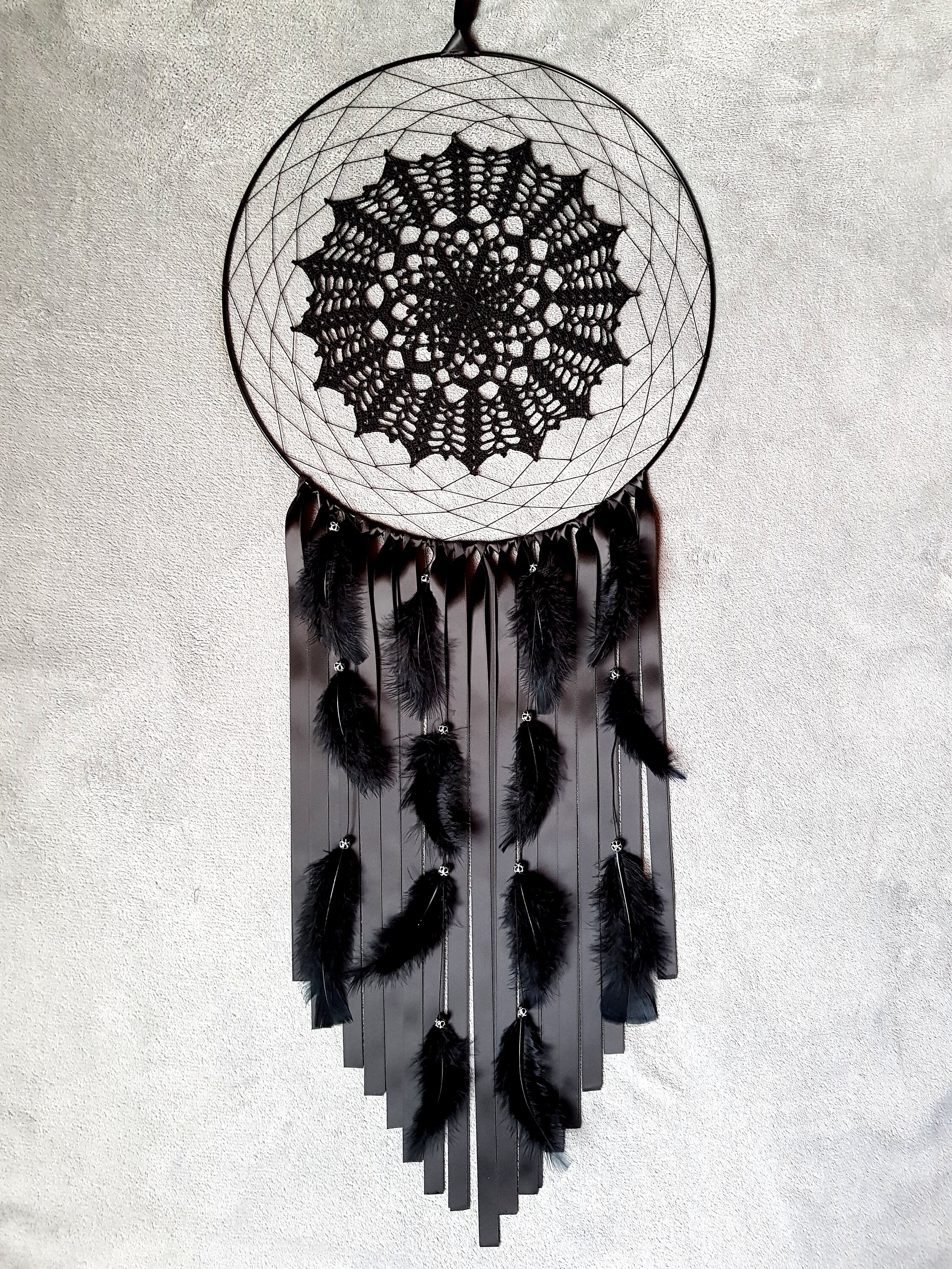Dreamcatcher/Attrape Rêves Géant Noir avec Napperon, Perles et Plumes Noirs