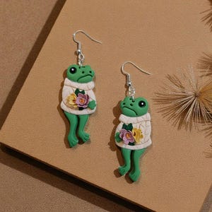 Pendientes de rana hechos a mano / Pendientes colgantes de arcilla polimérica estilo cottagecore