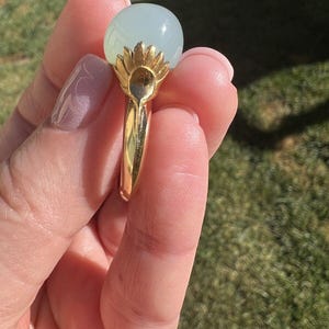 Carrera y Carrera Chalcedony Solitaire Ring – 18K Yellow Gold, Peacock Motif – 9.6 Grams