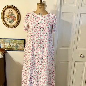 Vintage 60s The Very Thing housecoat house coat house dress white pink flower buds zips up front mumu