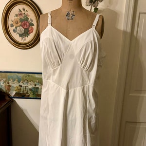 Vintage mid century Aristocraft brand volup friendly off white slip size 42 lingerie