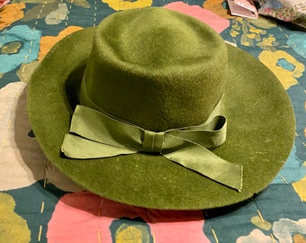 Vintage 40s wide brim hat chartreuse olive green velour with Bow Ritz brand wool Henry Pollack Fashionette New York size 22