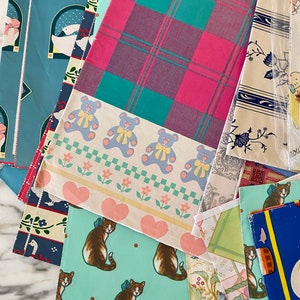 Peut inclure: Un assortiment de papiers d'emballage color&eacute;s avec diff&eacute;rents motifs, notamment du plaid, des ours en peluche, des chats et des motifs floraux. Le papier est id&eacute;al pour emballer des cadeaux et ajouter une touche de fantaisie &agrave; toute occasion.