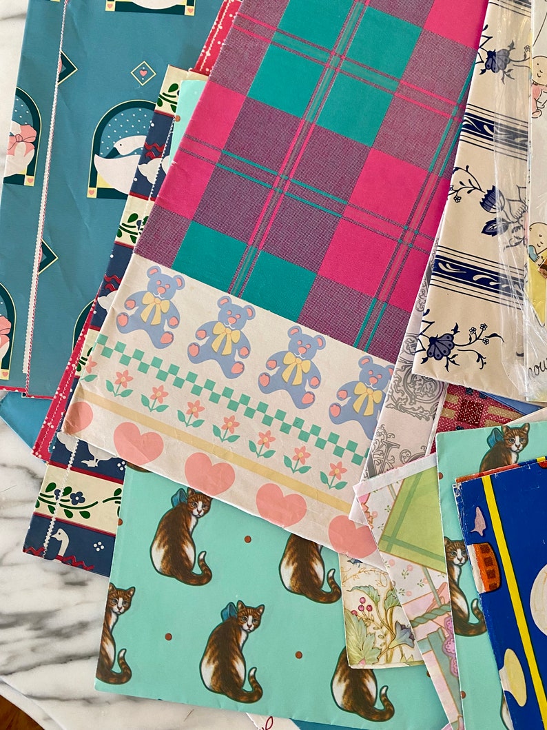 Peut inclure: Un assortiment de papiers d'emballage color&eacute;s avec diff&eacute;rents motifs, notamment du plaid, des ours en peluche, des chats et des motifs floraux. Le papier est id&eacute;al pour emballer des cadeaux et ajouter une touche de fantaisie &agrave; toute occasion.