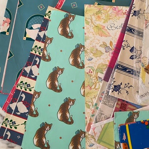 Peut inclure: Un assortiment de papiers d'emballage color&eacute;s avec diff&eacute;rents motifs, notamment des chats, des oiseaux et des fleurs. Le papier est parfait pour emballer des cadeaux et ajouter une touche festive &agrave; toute occasion.