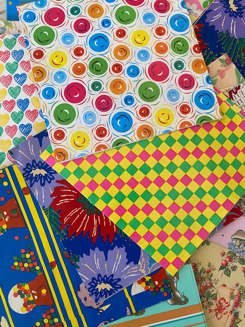 Peut inclure: Un ensemble de papiers d'emballage color&eacute;s avec diff&eacute;rents motifs, y compris des cercles, des carr&eacute;s et des fleurs. Le papier est parfait pour emballer des cadeaux ou cr&eacute;er des objets artisanaux.